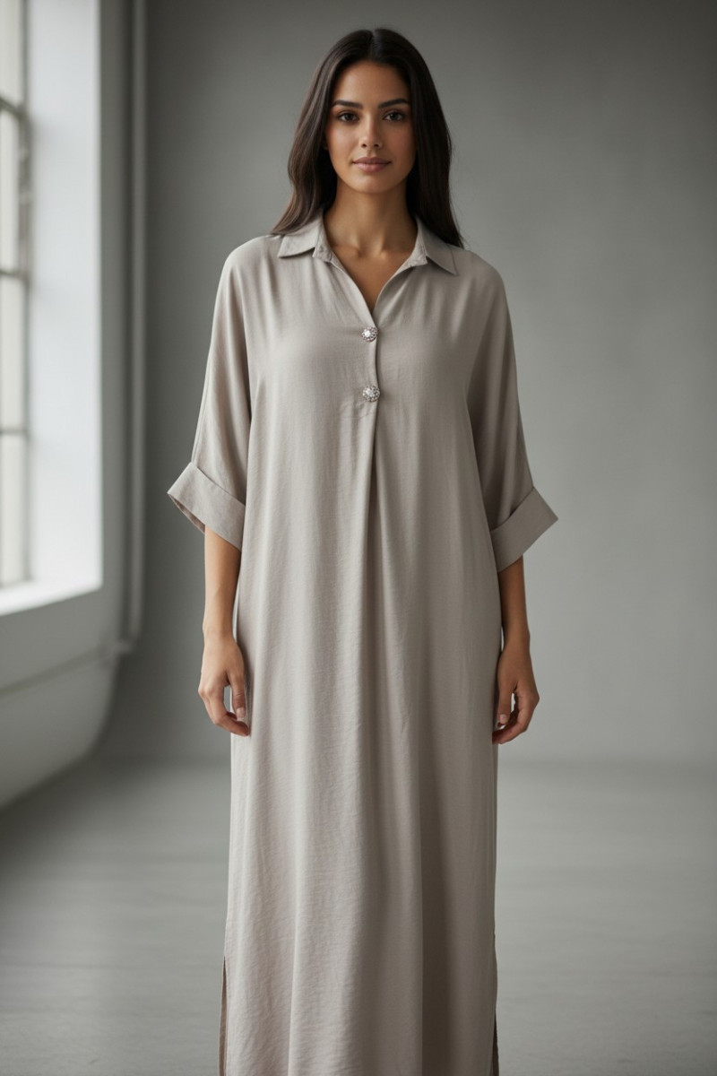 Redécouvrez l'élégance intemporelle avec cette jebba moderne, une pièce maîtresse qui sublime la silhouette féminine tout en gar