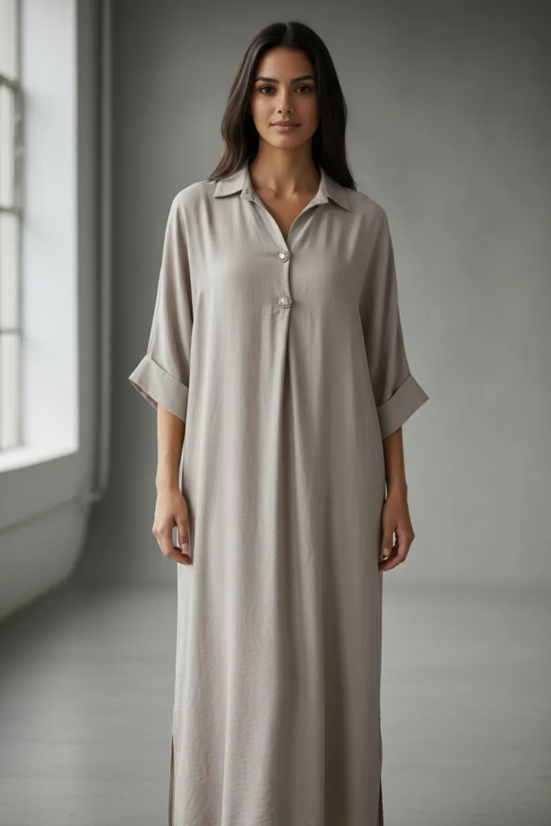 Redécouvrez l'élégance intemporelle avec cette jebba moderne, une pièce maîtresse qui sublime la silhouette féminine tout en gar