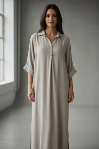 Redécouvrez l'élégance intemporelle avec cette jebba moderne, une pièce maîtresse qui sublime la silhouette féminine tout en gar